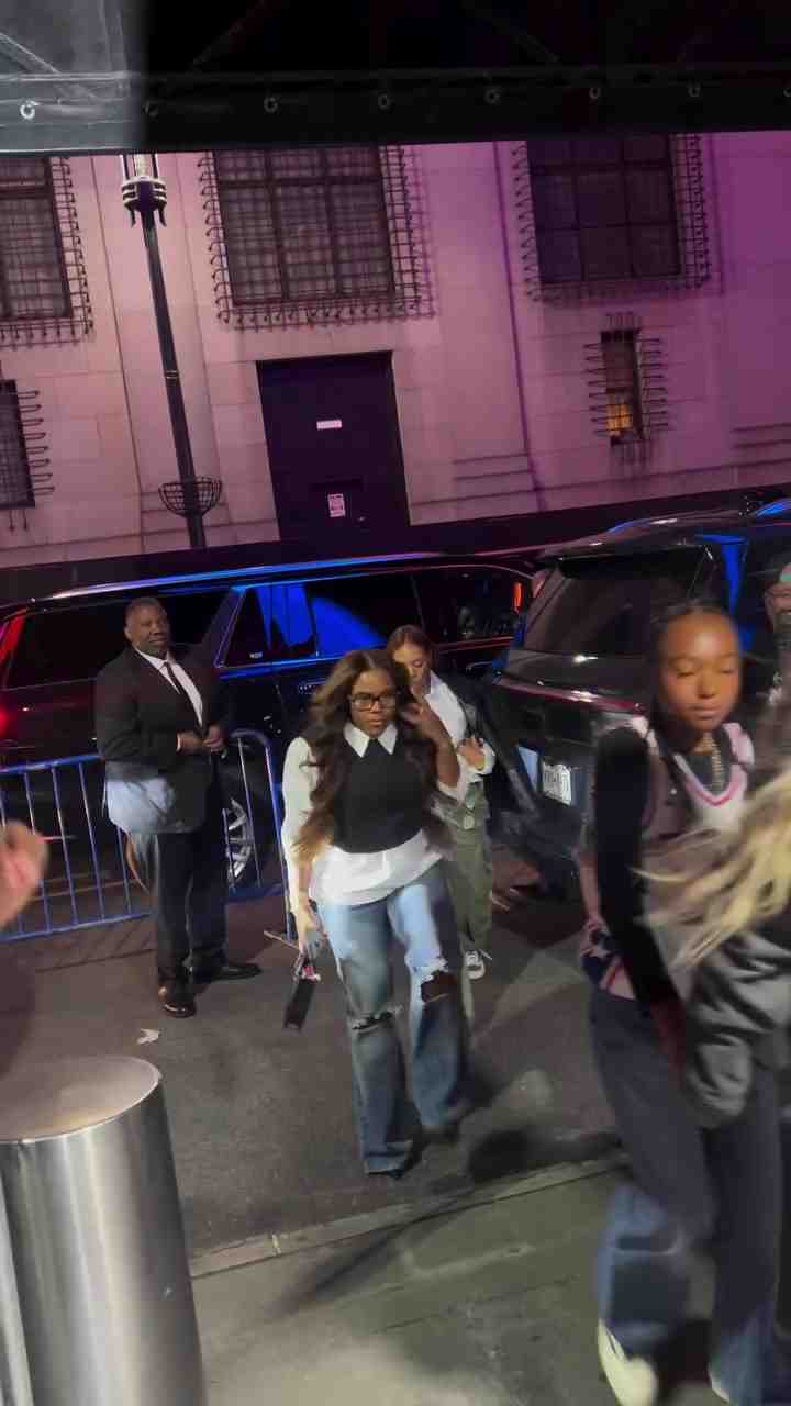 家庭美满!詹姆斯妻子和女儿今日来到纽约 见证老詹76人生涯首秀